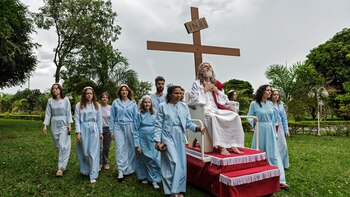 Inri Cristo transportado por algunos