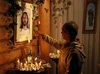 Un feligrés rezando a una