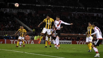 Alario tuvo una buena oportunidad de marcar en el primer tiempo con un cabezazo (Nicolás Stulberg)