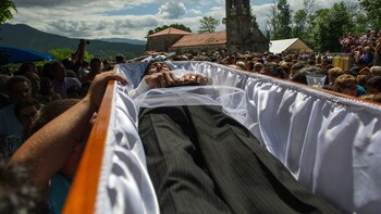 Una mujer yace sobre un