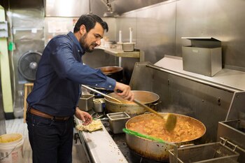 Kazi Manna, dueño de Sakina