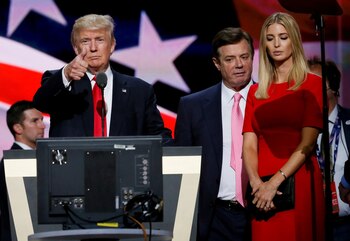 Paul Manafort junto a Donald