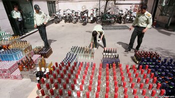 Una confiscación de alcohol en Teherán, una práctica habitual en Irán