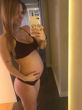 La modelo, embarazada y muy