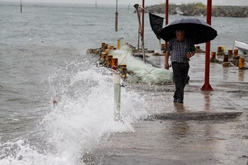 Un hombre camina sobre un muelle en Veracruz, un día antes de que el huracán golpeara la costa mexicana. (REUTERS/Victor Yanez)