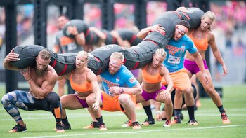 Los atletas desarrollan ejercicios a