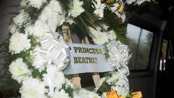 Los arreglos florales fueron llegando al Memorial a partir de las 8 de la mañana.
