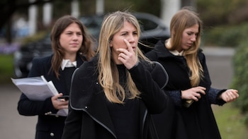 El team que organizó el funeral de Jorge Zorreguieta: todos los invitados debían ser chequeados en las listas que la propia familia confeccionó. En un clima cálido y familiar todos se acercaron a saludar a la viuda, a Máxima y a sus hermanos. (Adrián Escandar)