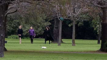 Dolor de princesas. Alejandra, la hija del medio de Máxima y Guillermo y la menor Ariadna recorrieron los jardines del parque Memorial.