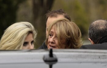 Dolor. María del Carmen Cerruti Carricart enfrentó con entereza el cortejo para despedir los restos de su marido y compañero de la vida, Jorge Zorreguieta, quien falleció a los 89 años, siendo 15 años mayor que ella. (AFP / JUAN MABROMATA)