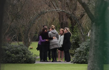 Las hijas de los reyes de Holanda, Máxima y Guillermo, son muy unidas entre sí y se mostraron fuertes frente a la pérdida de su abuelo Jorge. (EFE/David Fernández)