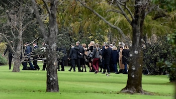 Máxima recordó a su padre con unas palabras muy emotivas frente al íntimo grupo de presentes. Guillermo la abrazó en todo momento. (Nicolás Stulberg)