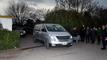 La reina de Holanda se retiró del cementerio en una camioneta blindada y acompañada por sus hijas.