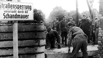 El muro comenzó a ser