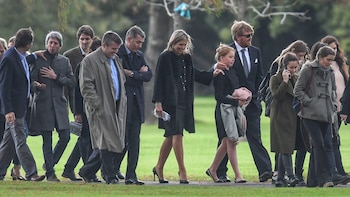 Los reyes de Holanda, Guillermo de Orange y Máxima Zorreguieta, junto a la princesa Alejandra, despiden a Jorge Zorreguieta (Télam)