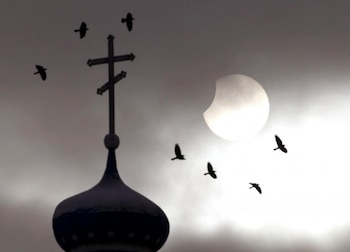 Fotografía de una iglesia ortodoxa durante un eclipse solar parcial en la ciudad de Volozhin, Belarus (Reuters/The Washington Post)