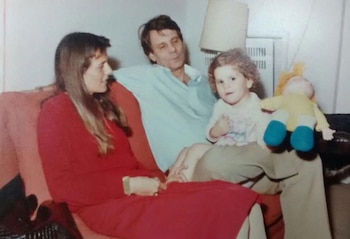 Mercedes Mendoza con sus padres,