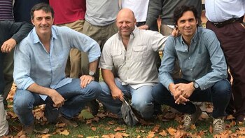 A la izquierda de la