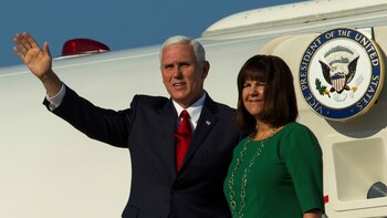 Mike Pence junto a su