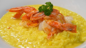 Risotto azafranado con langostinos al