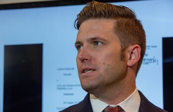 Richard Spencer hablando con la prensa
