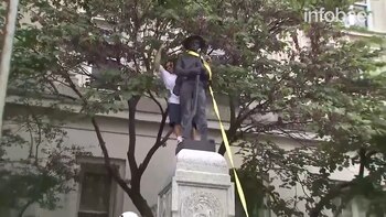 Manifestantes derriban una estatua de
