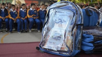 La venta de mochilas transparentes aumenta ante la cercanía del inicio de clases