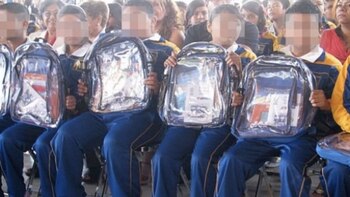 Padres de familia buscan hacer obligatorio el uso de estas mochilas en escuelas (Foto: Mientras tanto en México)