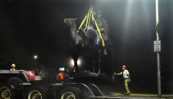 Trabajadores remueven las estatuas de