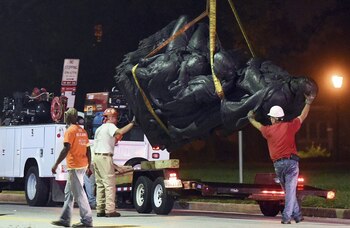Trasladan un monumento a las
