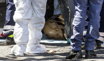 Policías y forenses investigan el