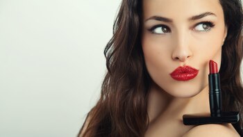 Que tus labios sean los protagonistas en tu make up puede ser una alternativa increíble para potenciar tu belleza (istock)
