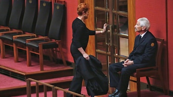 Hanson abandona el recinto. Su