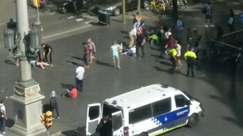 Se trata de una camioneta blanca que ha arrollado a varias personas y, tras la acción, el agresor ha abandonado el vehículo a pie