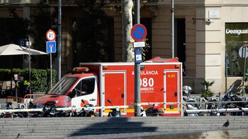 En el lugar trabajan al menos una decena de equipos del Servicio de Emergencias (AFP)
