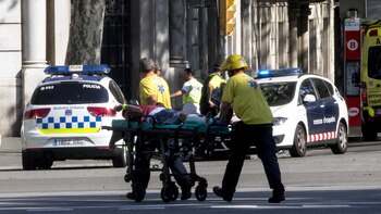 Los servicios de emergencia trasladan