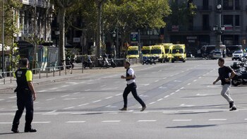 Efectivos policiales y de emergencia en el lugar en el que se ha producido un atropello masivo (EFE)