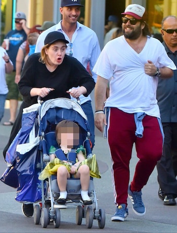 Adele paseando con su hijo