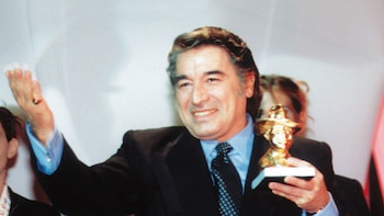 En 1999, y por su destacada trayectoria musical, le fue otorgado el Premio Carlos Gardel de Oro, en la primera edición del premio