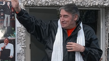 Sandro saliendo de su mansión de Banfield para saludar a sus fanaticas durante uno de sus últimos cumpleaños
