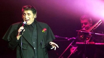 El 2 de agosto recibió en Nueva York un disco de oro por haber sido el artista latinoamericano con mayor cantidad de discos vendidos en los EEUU