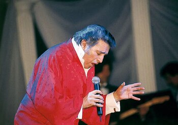 Sandro y su clásica bata roja arriba del escenario del Gran Rex