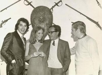 Con el dinero que comenzó a ganar con sus presentaciones y discos, Sandro alquiló en 1966, junto con otros roqueros argentinos, el local La Cueva, en la calle Pueyrredón 1723 de Buenos Aires, para formar un centro de reunión y difusión del rock argentino