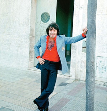 La Cueva contrató a Litto Nebbia y Los Gatos como banda permanente del local, banda que poco después (1967) grabaría el tema “La balsa”