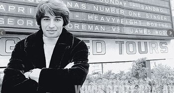 En 1972 fue el primer artista en cantar en el Luna Park de Buenos Aires, hasta entonces un ámbito exclusivamente boxístico
