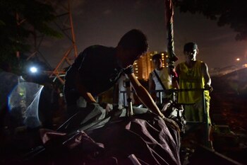 Un forense carga el cadáver de Paul Lester Lorenzo, de 32 años, muerto en una operación secreta en Manila el 17 de agosto de 2016. La pareja de hecho de Paul, Aileen Ferrer, asegura que la última vez que Paul fue visto con vida por unos vecinos, estaba esposado y siendo escoltado por la policía. JES AZNAR