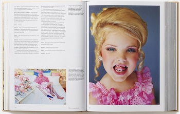 Interior del libro “Generation Wealth”,