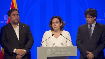 La alcaldesa de Barcelona, Ada Colau (centro), junto al presidente de la Generalitat, Carles Puigdemont (derecha), y el vicepresidente, Oriol Junqueras (izquierda). (EFE)