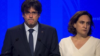 El presidente de la Generalitat Carles Puigdemont, y la alcaldesa de Barcelona, Ada Colau (EFE)
