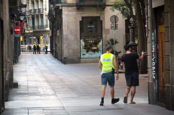 Las Ramblas, al fondo, acordonada por la policía